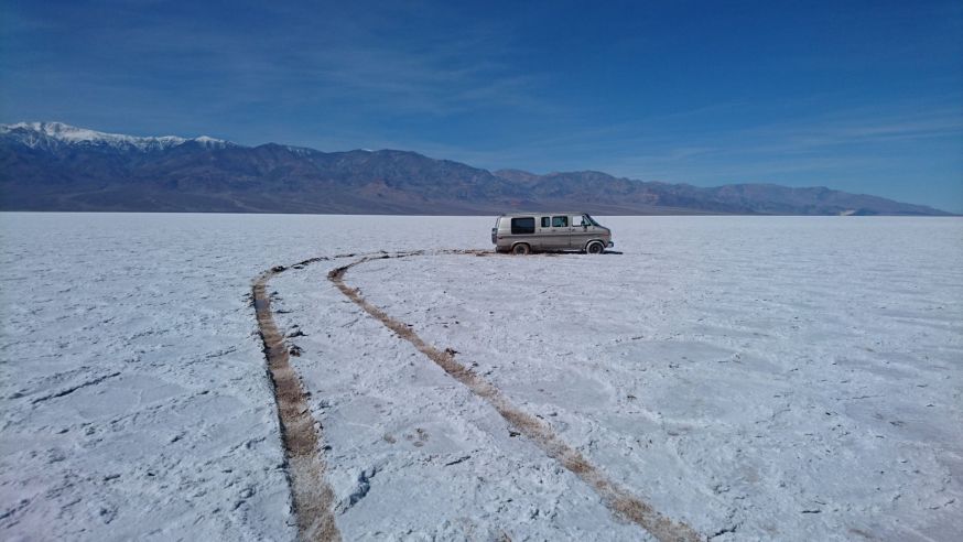 Death Valley zoutvlakte beschadigd een busje