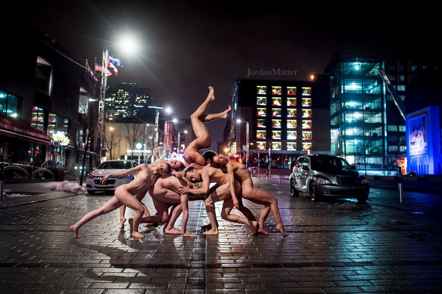 Dansers naakt op straat