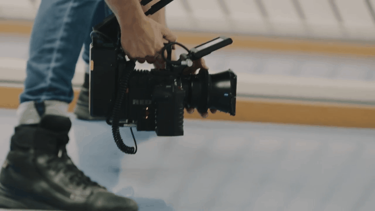 $30.000 camera vs. bowlingbal 