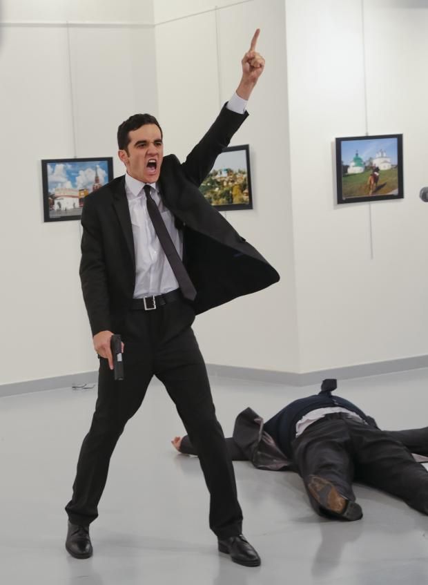 Moord op Russische ambassadeur voor de ogen van de camera
