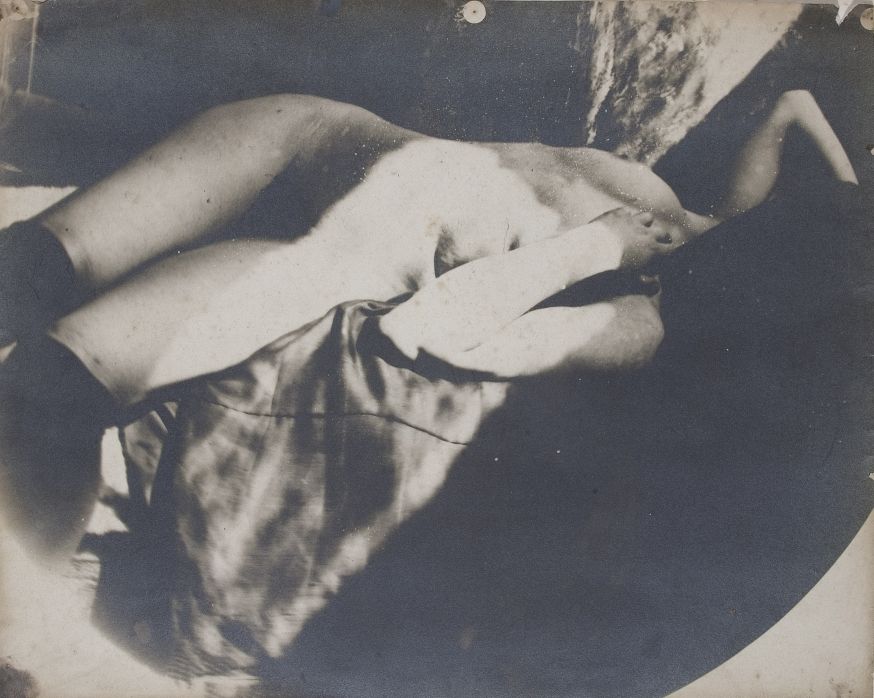 George H. Breitner, Liggend naakt met zwarte kousen, ca.  1895, ontwikkelgelatinezilverdruk, Bijzondere Collecties van Universiteit Leiden. Fotomuseum den haag