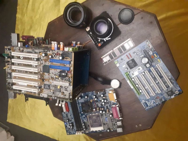 onderdelen van kapotte computer gebruikt voor camera