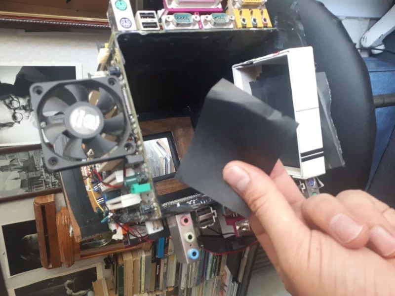 film in de camera gemaakt van kapotte computer onderdelen