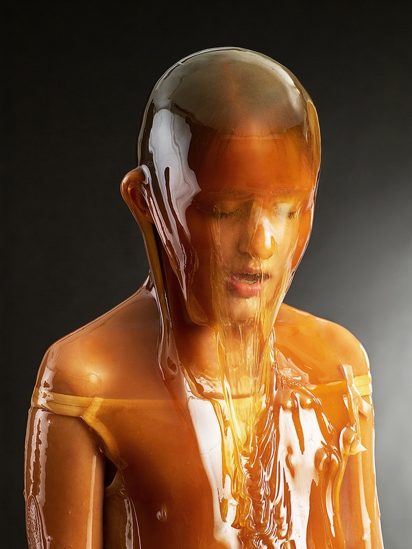 Portretserie: modellen bedekt met honing