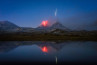 Meteoor boven uitbarstende vulkaan