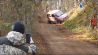 Mustsee: rallyfotograaf kruipt door het oog van de naald