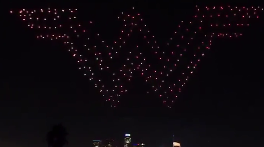 300 drones vormen Wonderwoman-choreografie in de lucht