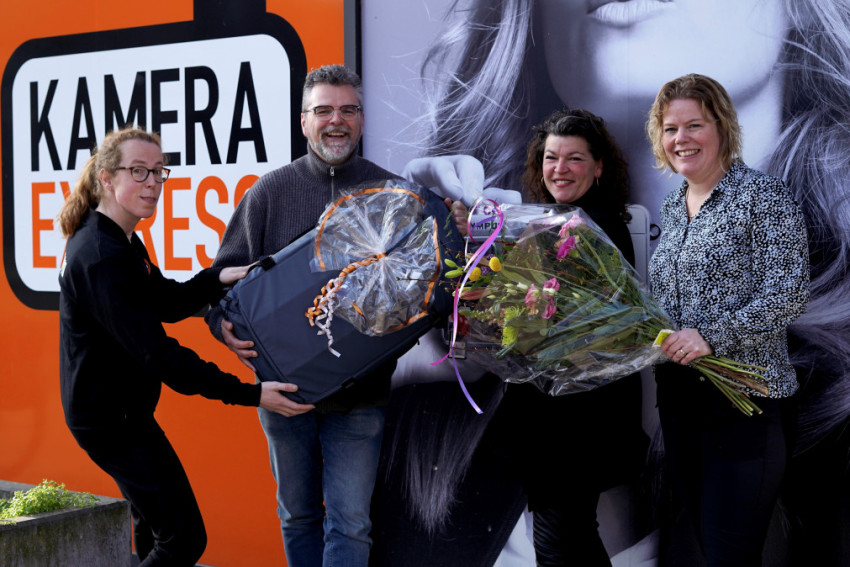 Dolgelukkige winnares WANDRD winactie ontvangt hoofdprijs uit handen van William Rutten